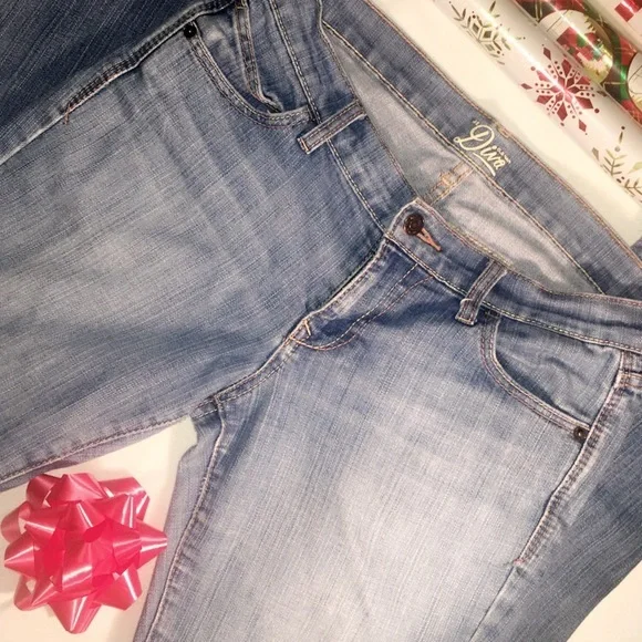 Old Navy ‘Diva’ Jeans Size 6 - Picture 1 of 7